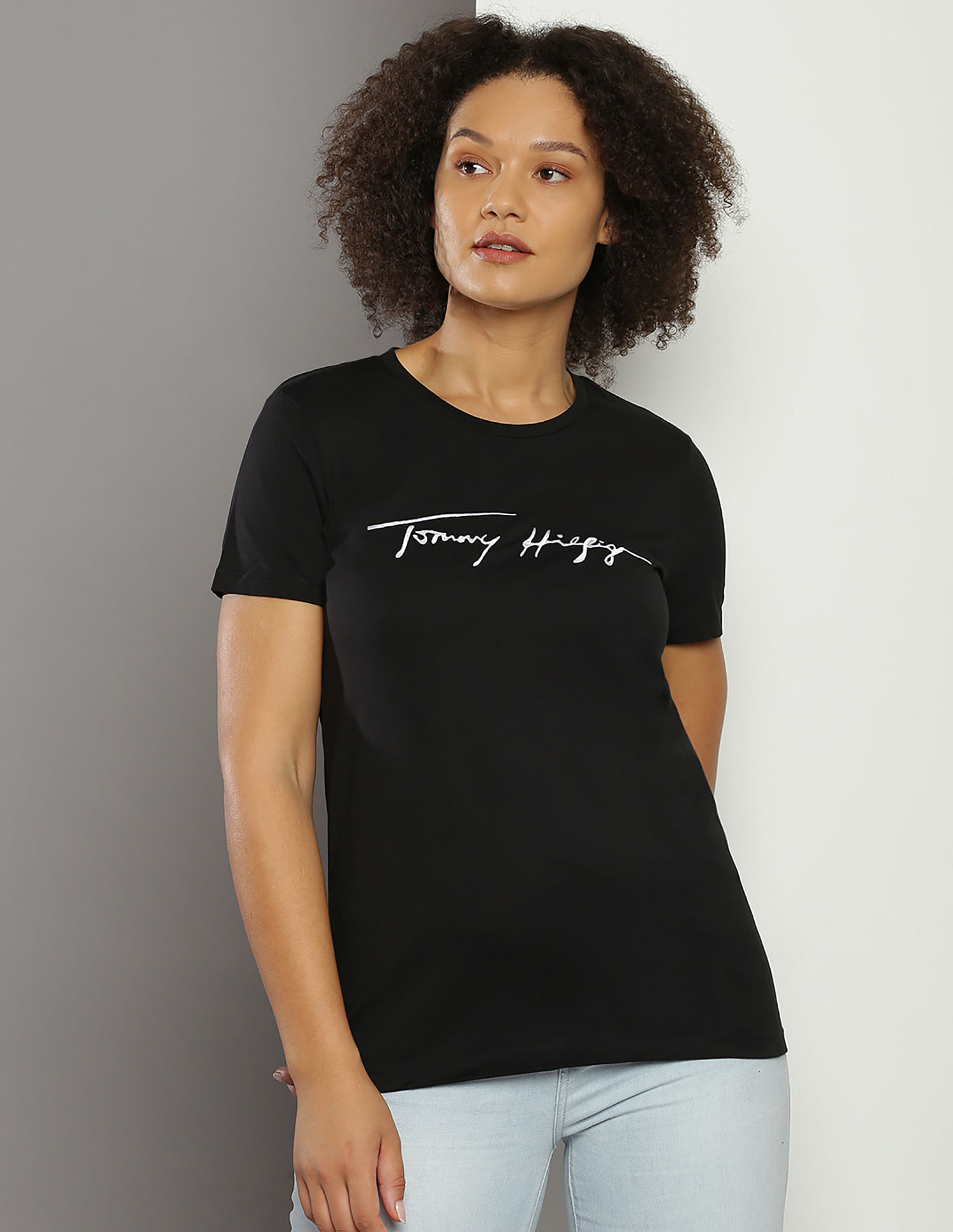 CAMISETA TOMMY HILFIGER SCRIPT PRINT_THMW0MW32326 - CAMISETA TOMMY HILFIGER  SCRIPT PRINT - TOMMY HILFIGER