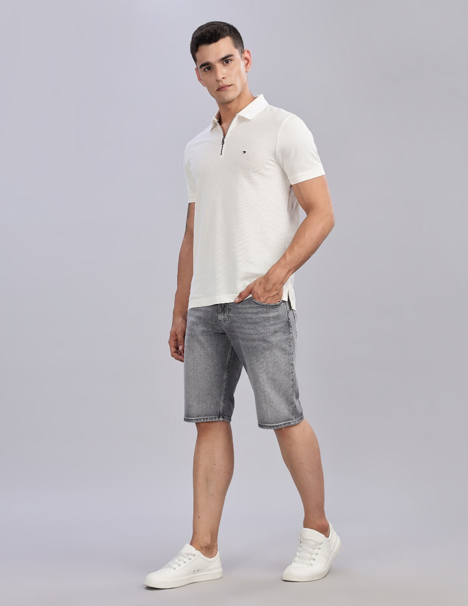 Tommy Hilfiger Regular Fit Solid Mid Rise Shorts