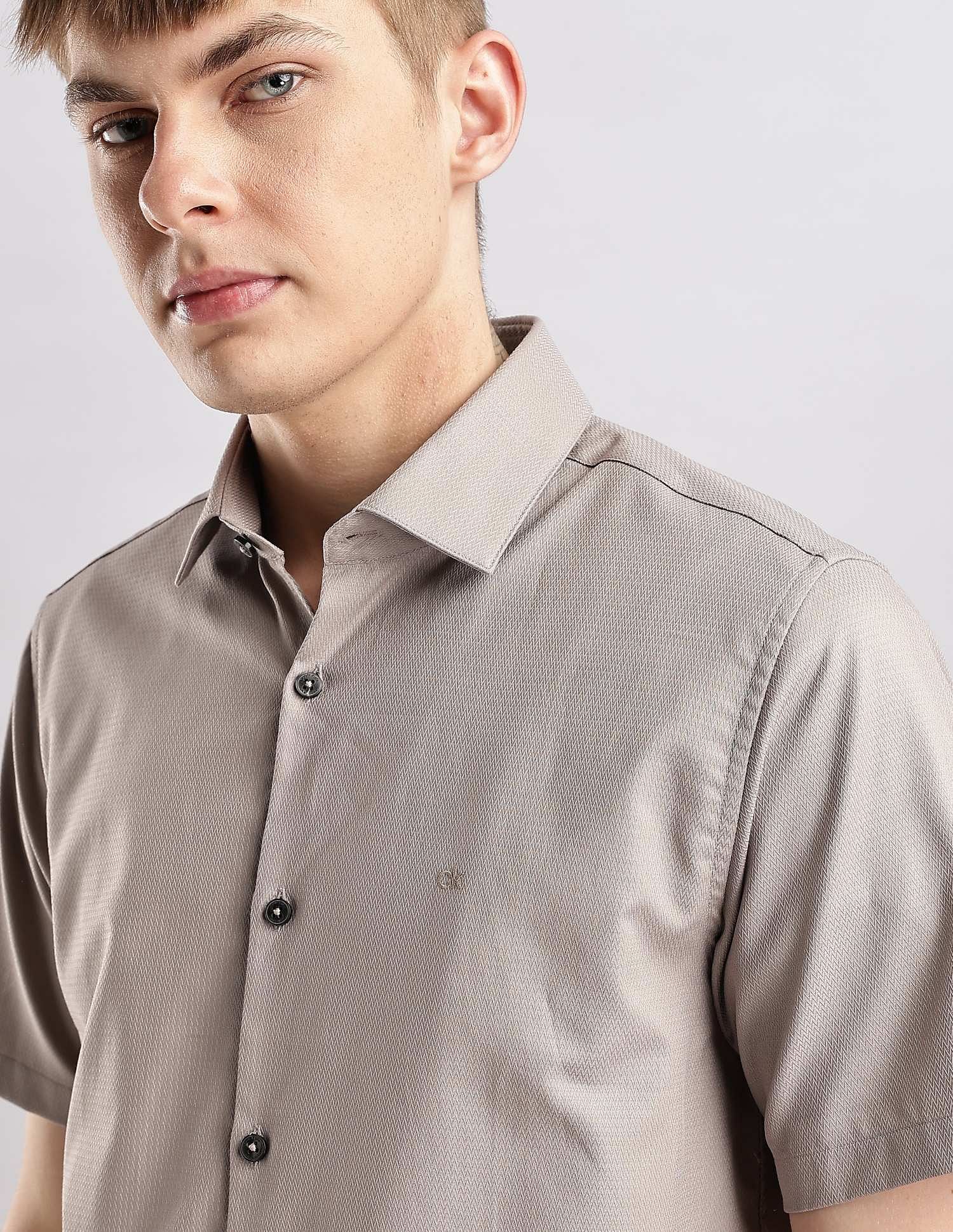 Calvin Klein Jeans Solid Slim Fit Dobby Woven Shirt
