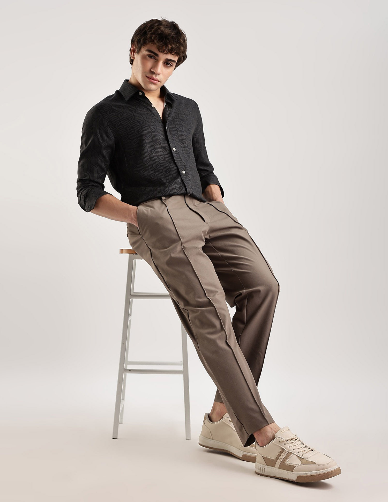 Calvin Klein Jeans Regular Fit Solid Mid Rise Trouser